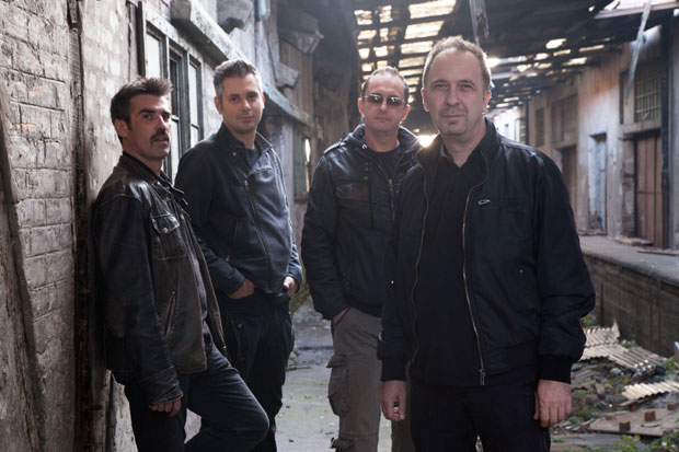 Гасио сам мрак хит године